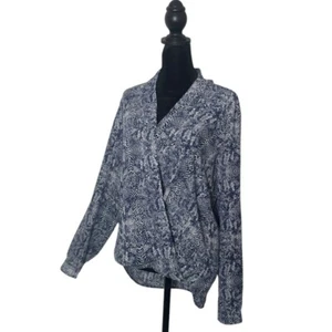 Blusa envolvente sintética con estampado de piel de serpiente Johnston & Murphy para mujer M azul alta baja - Imagen 1 de 11