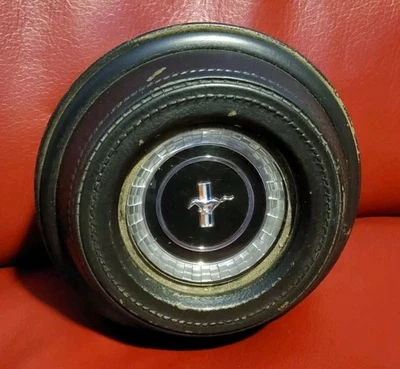 Ford Mustang 1967 volante anillo de cuerno almohadilla negra con emblema Foto 1 de 4