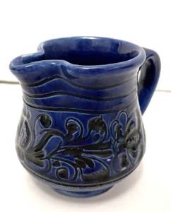 Korond Rumänien Miniatur Krug Krug Milchkännchen blau Keramik Blumen eingeklemmt Ausguss - Bild 1 von 4