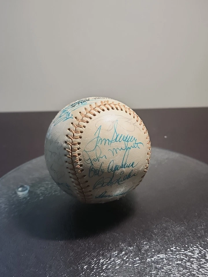 1974 NEW YORK METS 31 TEAM SIGNED BASEBALL SEAVER -BERRA  & OTHERS - Image 1 of 4