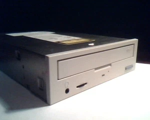Plextor PX-20TSi CD-ROM Drive 68-pin SCSI April 1998 93H8050 93H8055 0102 - Picture 1 of 5