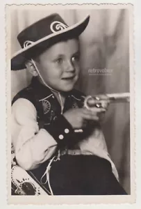 Adorable niño en traje de vaquero orgullosamente puntales con su foto revólver de juguete - Imagen 1 de 7