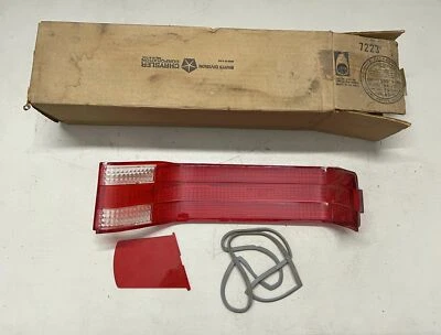 Chrysler New Yorker 1968 nuevo de stock pasajero lado derecho luz trasera lente pasajero Foto 1 de 4