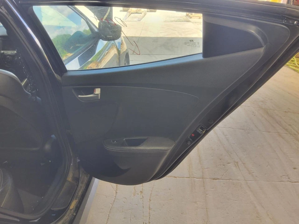 VELOSTER  2016 Door Trim Panel Rear 439980 Foto 1 de 1