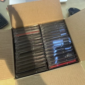 30 disques Iomega Zip 100 Mo. Tous avec étuis. 2 rouge, reste gris - Photo 1/3