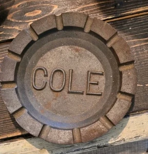  Antico Posacenere Pubblicitario Cole's Implement Vendita, Semi e Mangimi Ghisa - Foto 1 di 1