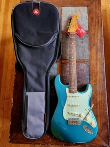 Fender Classic Series '60s Stratocaster MIM w/RoadRunner bag2018 - blue - Picture 1 of 13