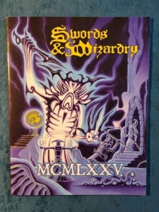 MCMLXXV , SWORDS & WIZARDRY , ISBN 978-1-62283-174-6 ; FROG GOD GAMES - Foto 1 di 1