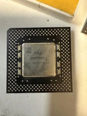 Intel Pentium i200 200 MHz MMX  Processor CPU Core 3,3V Sockel 7 - Immagine 1 di 2