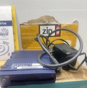 IOMEGA 100 Zip Drive Z100P2 w/ OEM Parallel Port Cable, Power Adapter, Instructs - Afbeelding 1 van 10