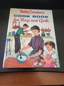 Betty Crocker Cook Book for Boys and Girls - Vintage in Great Condition - Picture 1 of 10