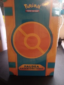 Pokémon TCG: Paldea Adventure Chest - Neu, Sealed, 7 Foil Karten. 6 Booster Packs - Bild 1 von 2