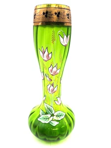 Jarrón de vidrio verde Moser con diseño de flores florales pintadas a mano ¿corazones sangrantes? - Imagen 1 de 24
