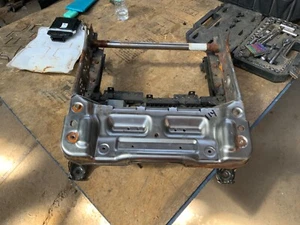 2014 KIA SORENTO PASSENGER FRONT POWER SEAT TRACK HEATED COOLED W/ MOTORS - Picture 1 of 4