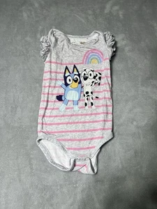 Little Sleepie Play Collection Bluey manica con volant taglia 12-18 mesi - Foto 1 di 3