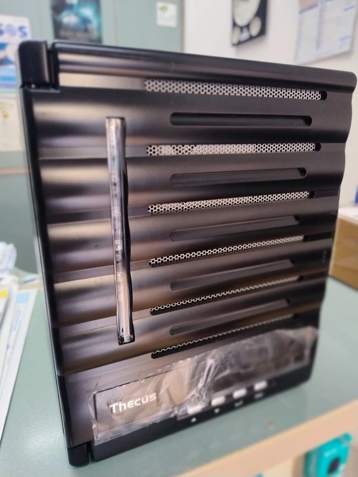 Nas Thecus N5200XXX + 5 HD da 3 TB - Immagine 1 di 4