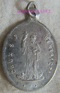 RG688 - MEDAILLETTE SAINT BENOIT - Picture 1 of 2