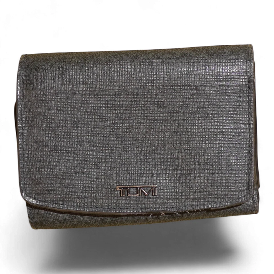 TUMI Hombres Cartera Cuero Gris Triple RFID Cierre a Presión 6 Ranuras para Tarjetas Bolsillos Usada en Excelente Condición Foto 1 de 4