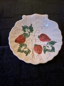 Clam Shell Porcelain Bowl With Strawberries/Vines Made In Italy - Picture 1 of 3