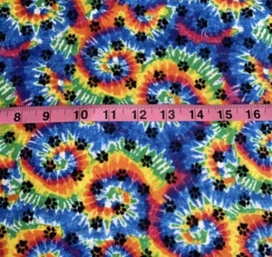 Dog Paws retro tie dye hippie toss 100% Cotton Flannel Fabric 1 yard - Foto 1 di 1