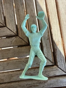 "Uniforme y guante vintage de jugador de béisbol de plástico duro de 5,5"" verde raro" - Imagen 1 de 3
