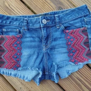 Sz 4 Women's Denim Blue Shorts BY Express Jeans Embroidered Design Casual - Picture 1 of 4