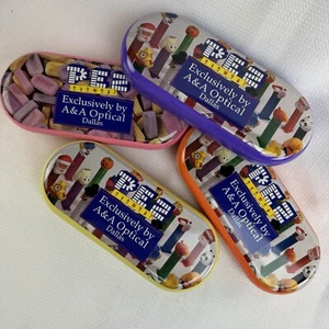 Raro set 4 custodie in vetro per occhiali PEZ colori 1998 vecchio negozio stock vuote - Foto 1 di 5