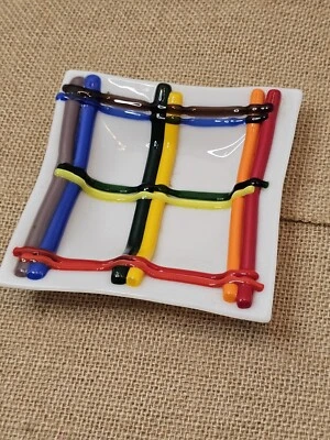 Plato cuadrado pequeño colorido de vidrio fundido geométrico primario Foto 1 de 4