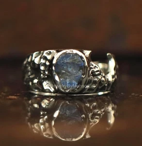 Anillo de daño druzy de labradorita cruda, plata de ley martillada, anillo de sello para hombre - Imagen 1 de 6