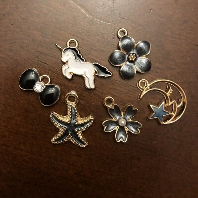 LOTE DE 6 DIJES Negro Blanco Flor Estrella de Mar Unicornio Luna Estrella Arco Gótico Dorado Dije Foto 1 de 4