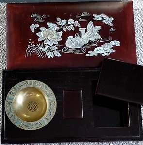 Caja de cigarrillos de madera asiática vintage con incrustación de nácar y cenicero de latón - Imagen 1 de 10