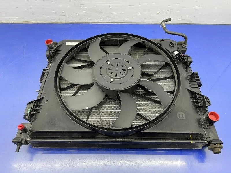 2011-2022 Jeep Grand Cherokee Radiator Cooling Fan Motor Assembly W/ Tow Package — 第 1/4 张图片