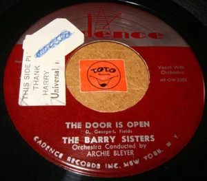 THE BARRY SISTERS - THE DOOR IS OPEN - BIG DILEMMA / LISTEN - GIRL GROUP - Picture 1 of 2