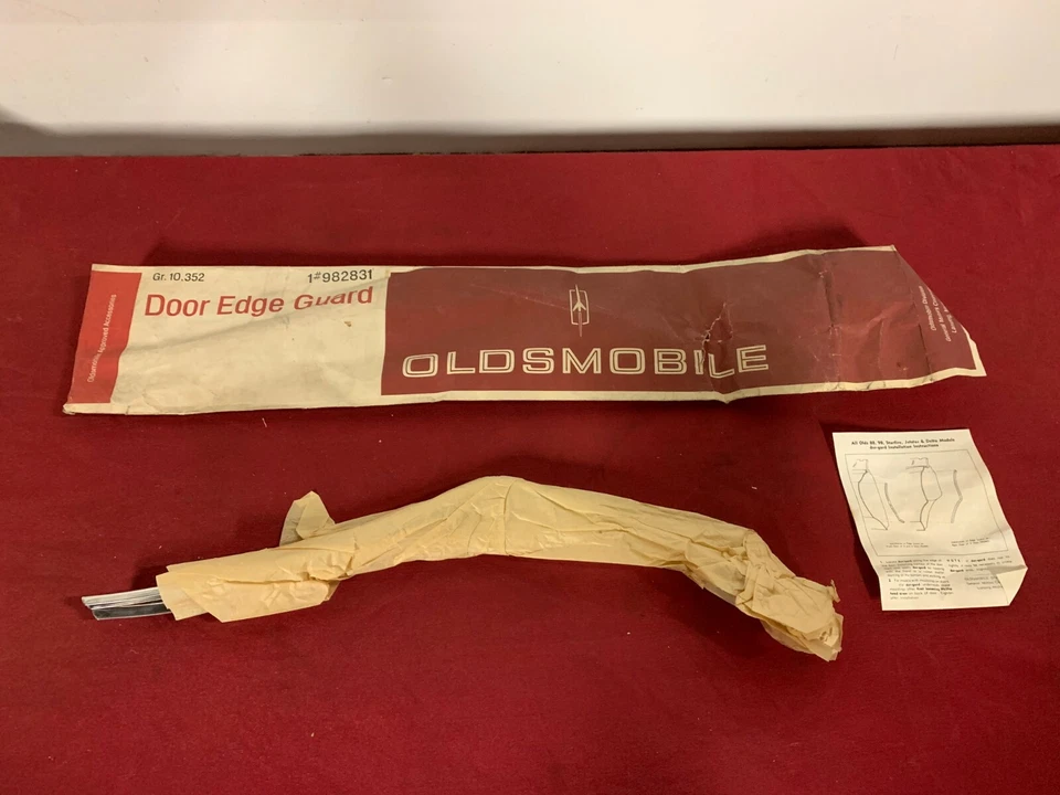 Oldsmobile Delta 88 1967 accesorio personalizado 4 puertas protectores de borde 982831 nuevo de stock Foto 1 de 1