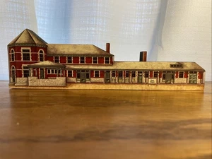 Cuidador de estantes KATY DEPOT MO de Brandywine Woodcrafts - 10,5" L - Imagen 1 de 8