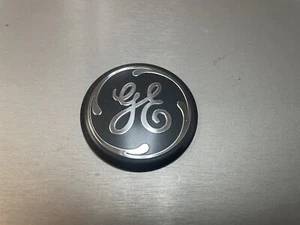 GE Abzeichen Typenschild dunkelgraue Version, 1,75" Durchmesser x 0,22" dick, OEM brandneu - Bild 1 von 2