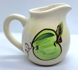 Artists Touch Orchard Harmony Milchkännchen Krug 4 Zoll grüner und roter Apfel - Bild 1 von 8