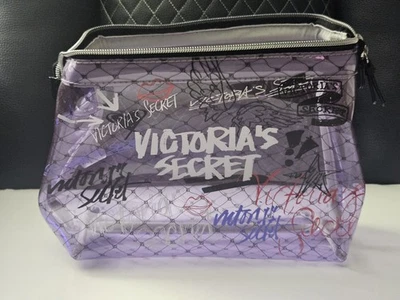 Bolsa de Maquillaje Victoria's Secret Graffiti Rebel Púrpura Transparente 7"x 9.5" Foto 1 de 4
