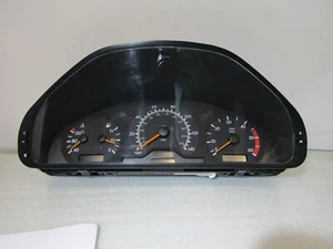 Mercedes Clase C W202 panel de instrumentos velocímetro relojes esferas 2025407948 - Imagen 1 de 8