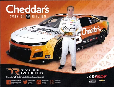 Tarjeta postal de la serie NASCAR 2022 Tyler Reddick "Cheddar's Scratch Kitchen" #8 Foto 1 de 2