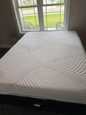 Base de cama ajustable y colchón híbrido Sealy EASE - Queen Size  Foto 1 de 4