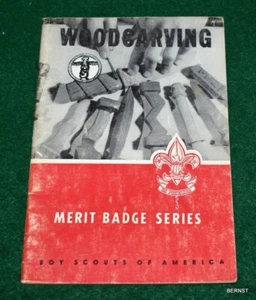 Libro de insignias Boy Scout Mert 1965 - talla en madera - Imagen 1 de 2