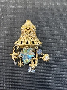 Jw1 Kirks Folly Winter Urlaub goldfarbene Glocke Brosche Charms Schneeflocken K34 - Bild 1 von 10