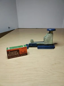 Vintage Pfeilverschluss Commander Modell Schreibtisch Hefter - Schachtel mit Admiral Heftklammern - Bild 1 von 21