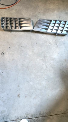 Para-lamas laterais 1970-1973 C3 Corvette persianas para caixa de ovos. Conjunto de 2 - Imagem 1 de 3