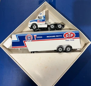 Winross Richard Petty STP Pontiac Race Team Diecast Truck - Picture 1 of 7
