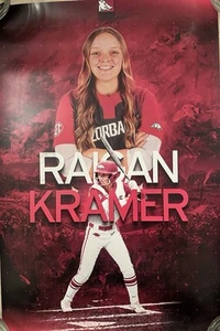Poster Raigan Kramer Arkansas Razorbacks SEC donna softball 2025 giorno anziano - Foto 1 di 1