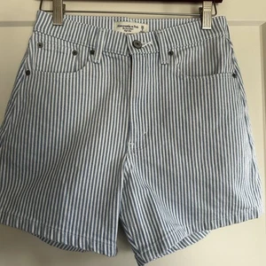 NWT Abercrombie & Fitch Blue White Stripe High Rise The Dad Short 26 2 Trendy - Picture 1 of 9