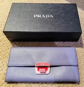 AUTÉNTICA CAJA BILLETERA LARGA DE CUERO PRADA CON SOLAPA USADA LILA - Imagen 1 de 18