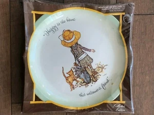 Plato decorativo vintage Holly Hobbie 10 en 1974 NUEVO sellado Happy Home Friend - Imagen 1 de 1